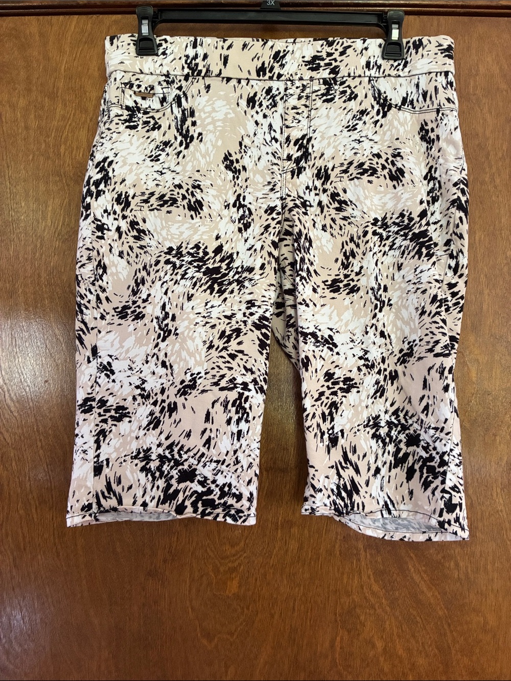 Nine West Beige and Black Abstract Print Bermuda Shorts Size 16 - Picture 1 of 3